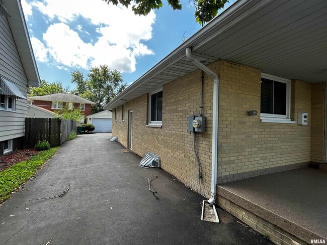 Building Photo - 2206 W Rohmann Ave