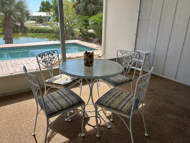 Building Photo - 1220 Lakeside Dr