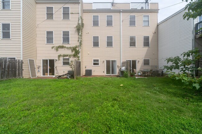 Building Photo - 1628 Light St