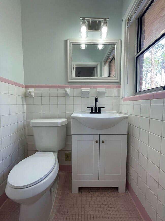 Building Photo - 1920 Charlton Dr