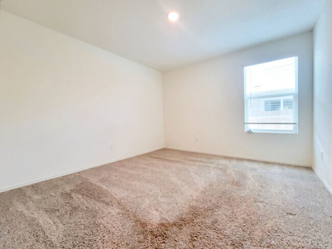 Building Photo - Modern & Spacious 3BR/2BA Home with Covere...
