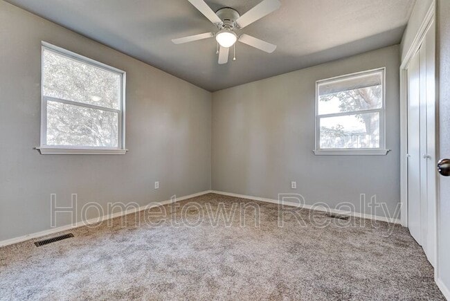 Building Photo - 606 Oak Creek Dr