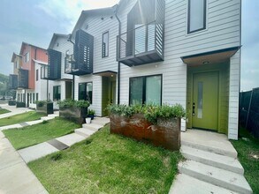 Building Photo - Modern High-End Townhome!
