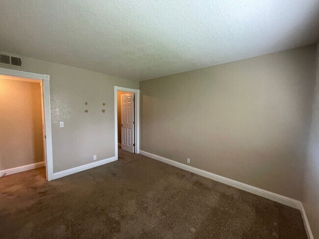 Building Photo - 2 Bedroom and 1 Bathroom South Reno Condo