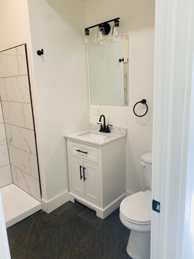 Building Photo - 11 E Walnut St