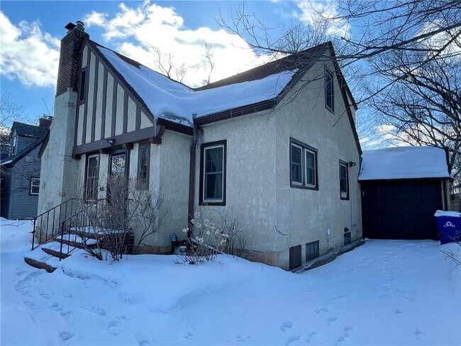 Building Photo - 799 Holton St