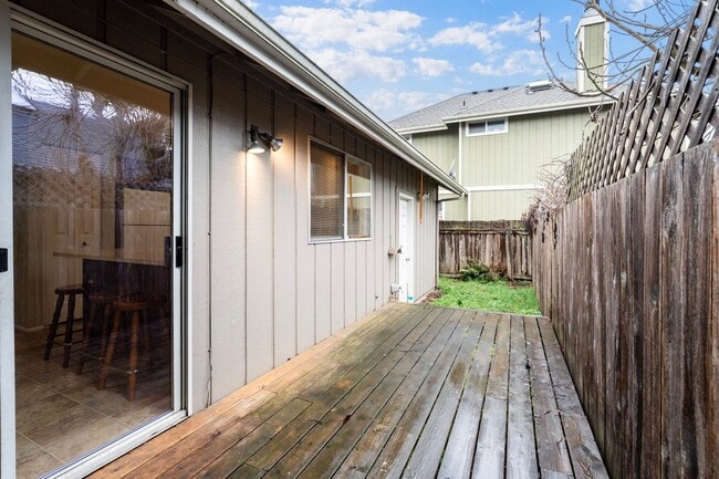 Building Photo - Large 2 bedroom 2 bathroom duplex with garage! $500 OFF YOUR FIRST MONTH’S RENT!