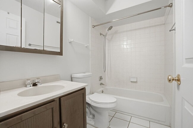 Building Photo - 209 W Ct of Shorewood