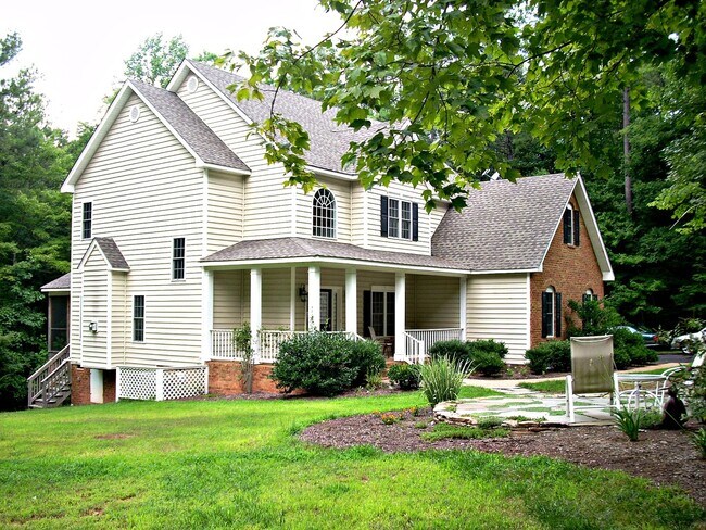 Building Photo - 3-4 BR / 2.5 BA Lovely Two-Story in The Highlands