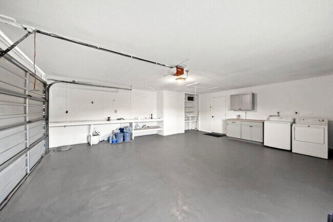 Building Photo - 2416 N W Everglades Blvd