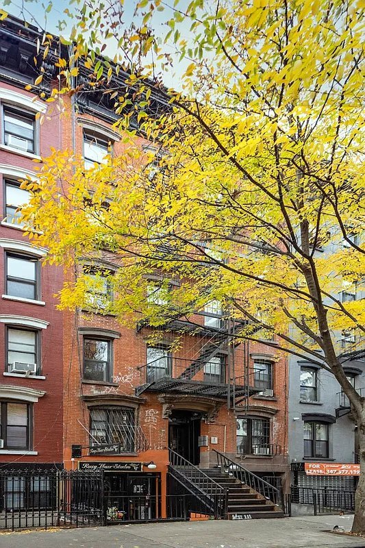 Building Photo - 39 E 1st St