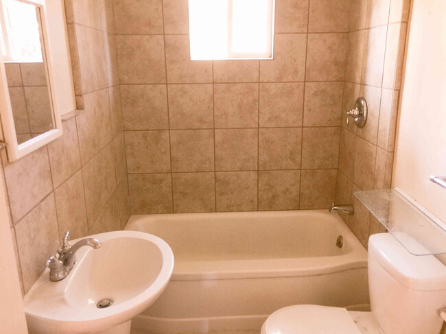 Bathroom - 1002 NM 76