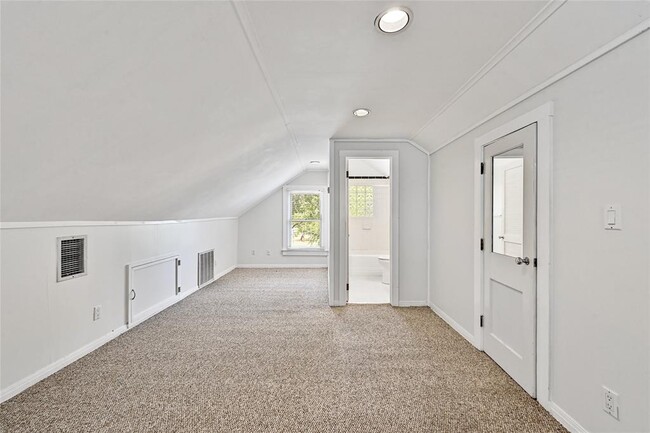 Building Photo - 1008 Daniel Dr
