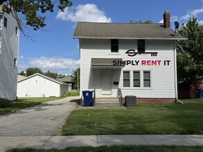 Building Photo - Large 3 Bedroom | On Campus | Free parking | Signing Bonus!