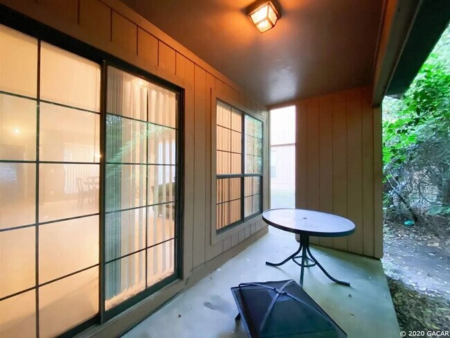 Building Photo - Rockwood Villas – Charming 2/2 Townhome Close to Everything!