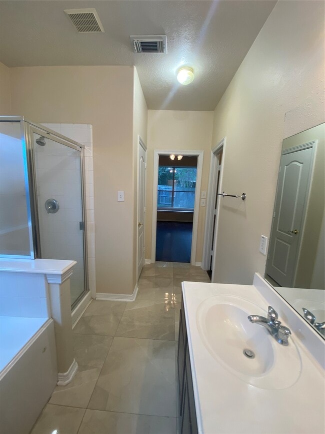 Building Photo - 9210 Hidden Lake E Dr