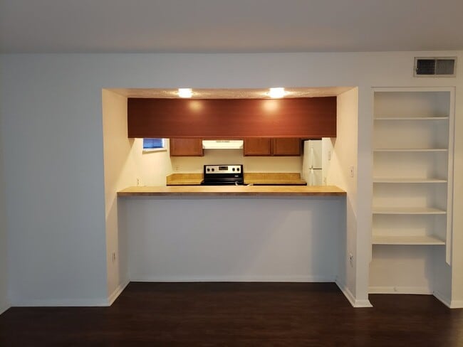 Building Photo - 2 Bedroom 2.5 Bath Townhouse with covered parking