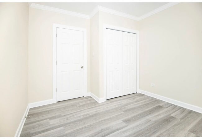 Building Photo - 837.5 W Cornelia Ave