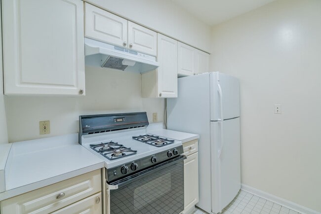 Building Photo - Charming And Well-Maintained 1 Bedr 1 Bath...