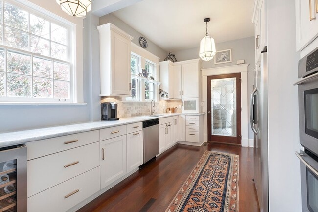 Building Photo - Timeless 3/2 in the Heart of Midtown by Piedmont Park!