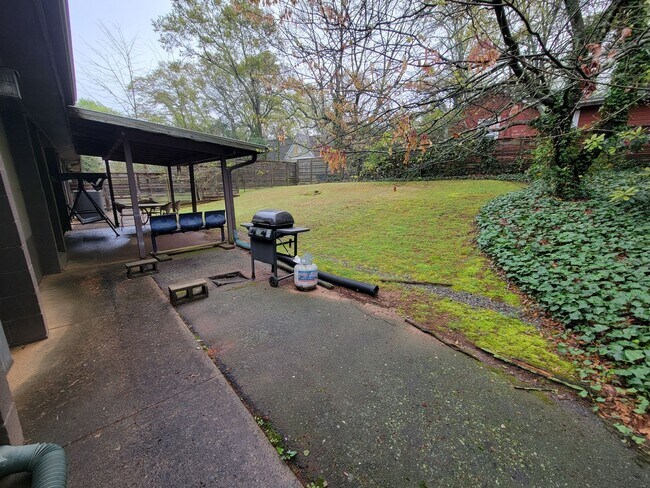 Building Photo - Spacious and newly renovated 3 bed 2 bath ...