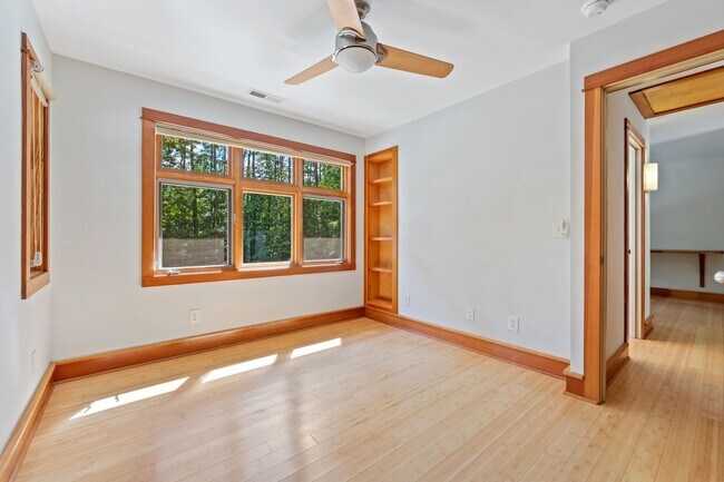 Building Photo - 817 Oasis Dr