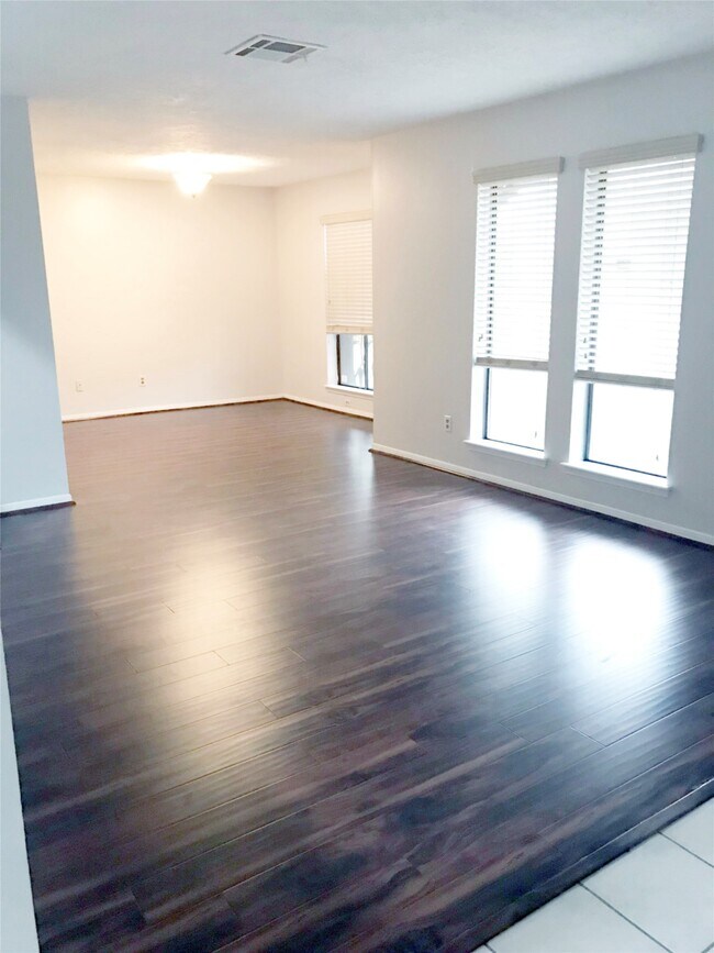 Building Photo - 10118 Sageglow Dr