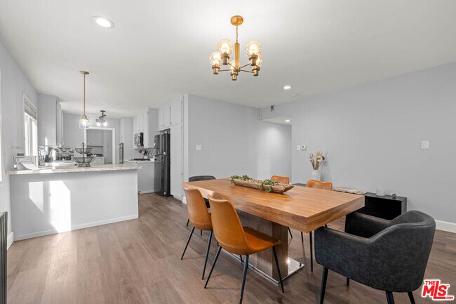 Building Photo - 14034 Valerio St
