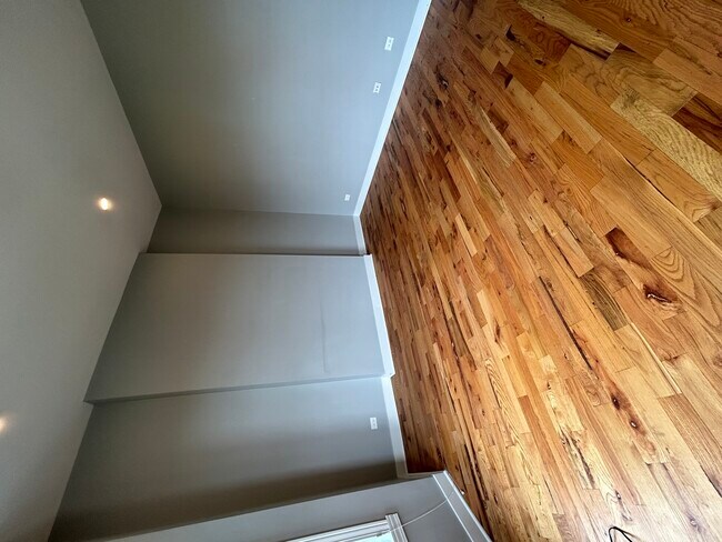 Building Photo - 751 W Buckingham Pl