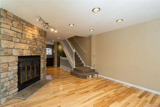 Building Photo - Beautiful Two Bedroom Two Bath Townhome in Indian Creek