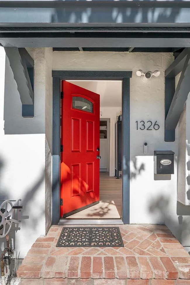 Building Photo - 1326