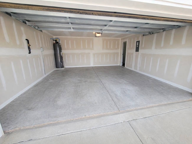 Building Photo - Wonderful Five Bedroom Home Located in a Cozy Neighborhood!