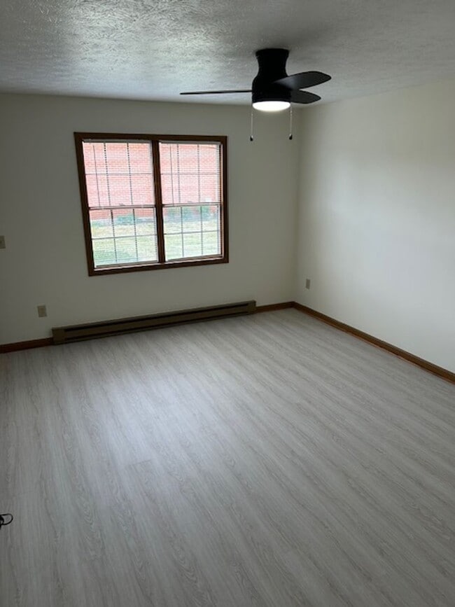 Building Photo - 1520 Hawk Cir