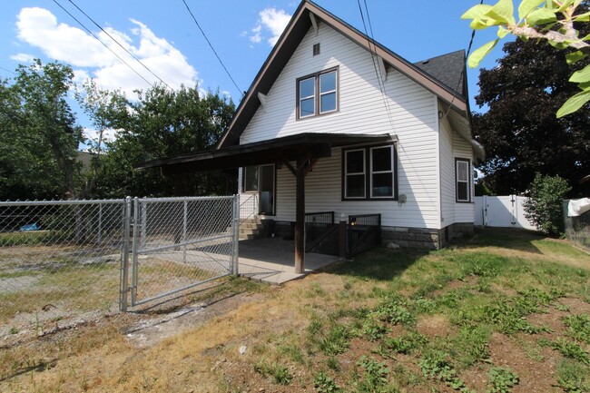 Building Photo - 1306 E Montgomery Ave