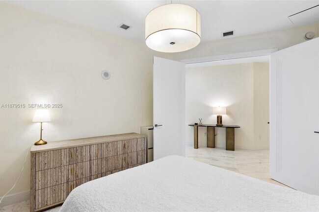 Building Photo - 16001 Collins Ave