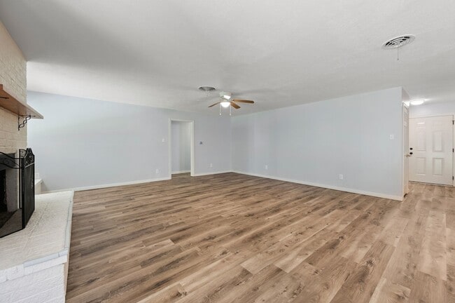 Building Photo - 1016 W Creek Dr