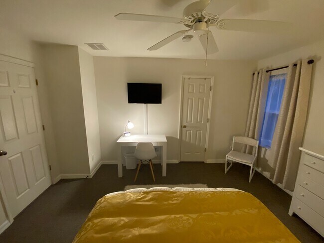 Building Photo - 1180 S Beach Cir