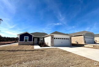 Building Photo - 3 Bedroom 2 Bathroom 2 Car Garage Home in ...