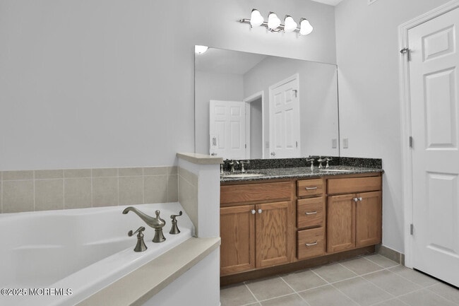 Building Photo - 325 Regency Pl