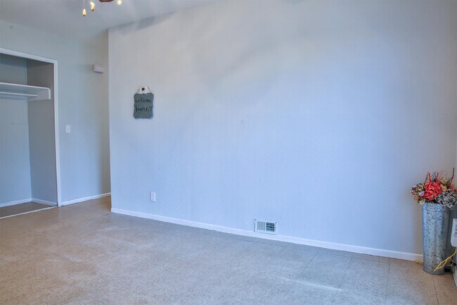 Building Photo - 9518 Millbrook Dr