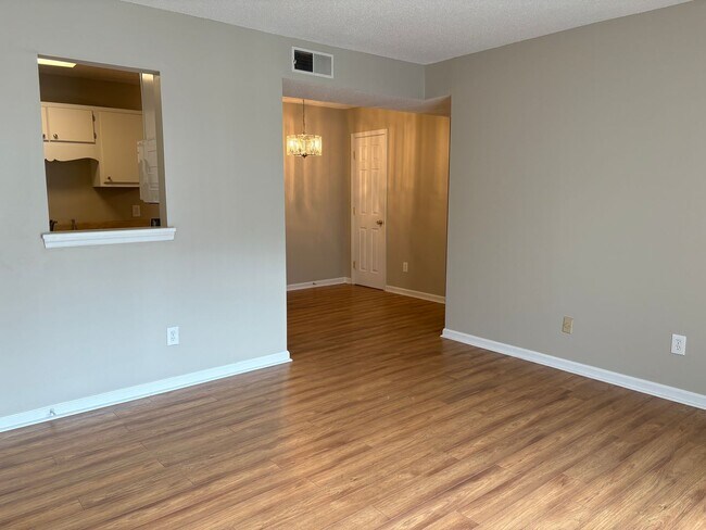 Building Photo - 2 Bedroom,1 Bathroom Condo in Greensboro!