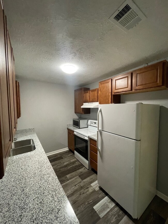 Building Photo - 1917 Pine Tree Dr