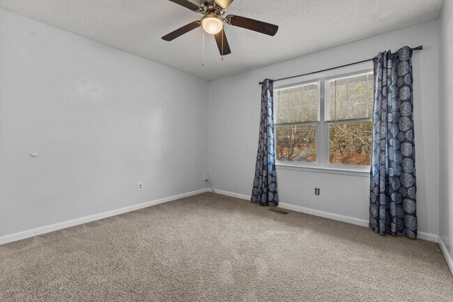 Building Photo - 6257 Lakehaven Dr