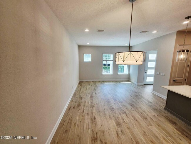 Building Photo - 541 Crestview Dr