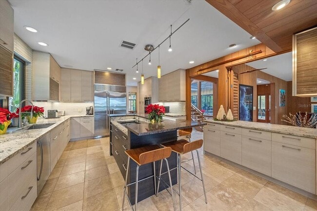 Building Photo - 3348 Old Oak Dr