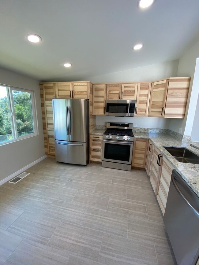 Building Photo - 3 Bed-2 Bath Single Story Home Lakeside with RV parking