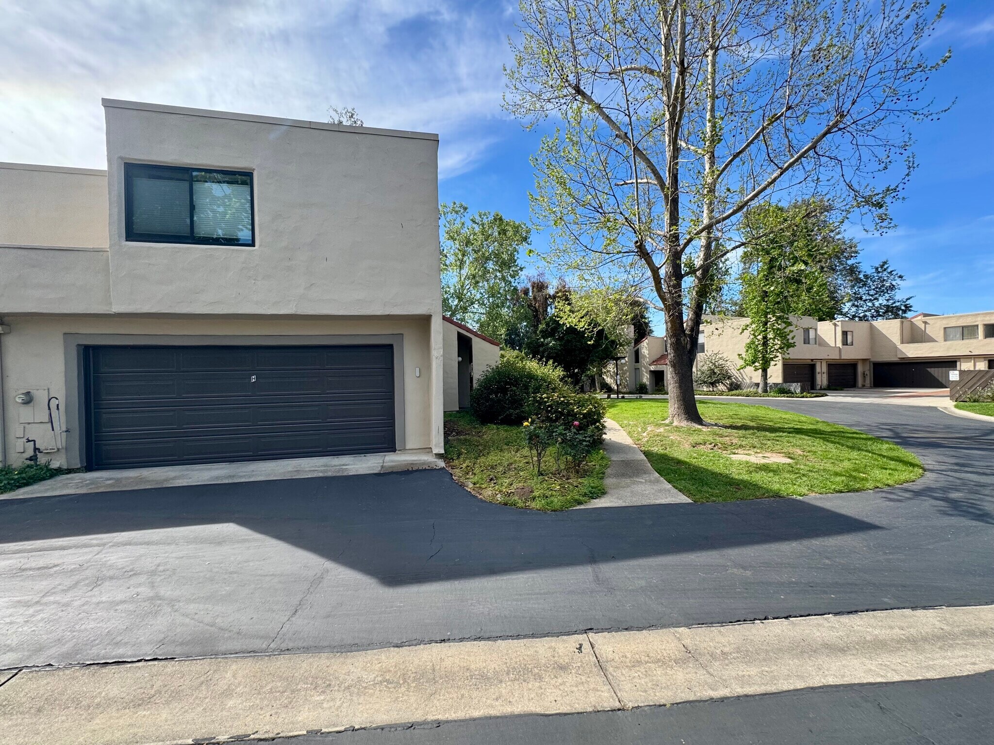 Building Photo - 212 N Carrillo Rd