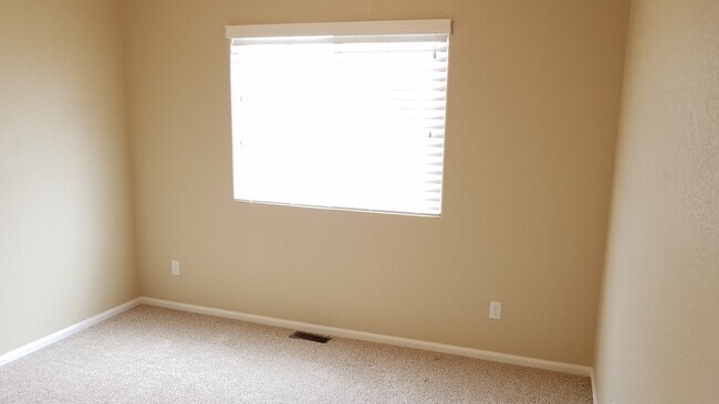 Building Photo - Beautiful 4/3/2 Fountain Valley Home Close...