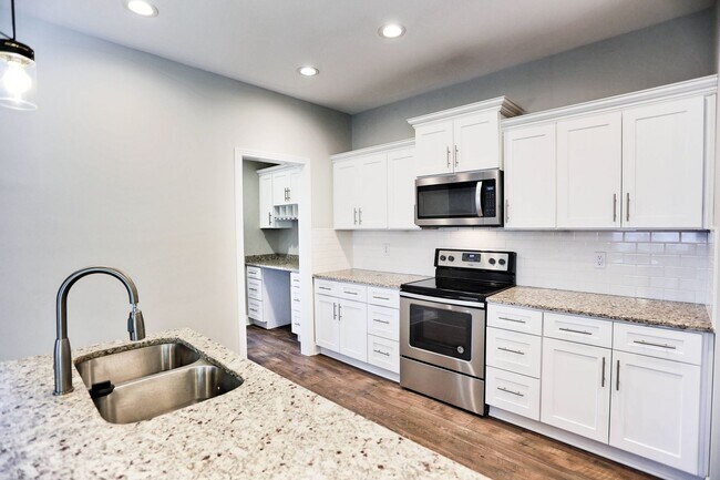 Building Photo - 208 Liam Ct