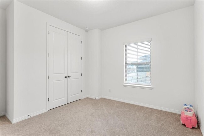 Building Photo - 216 Hollister Dr